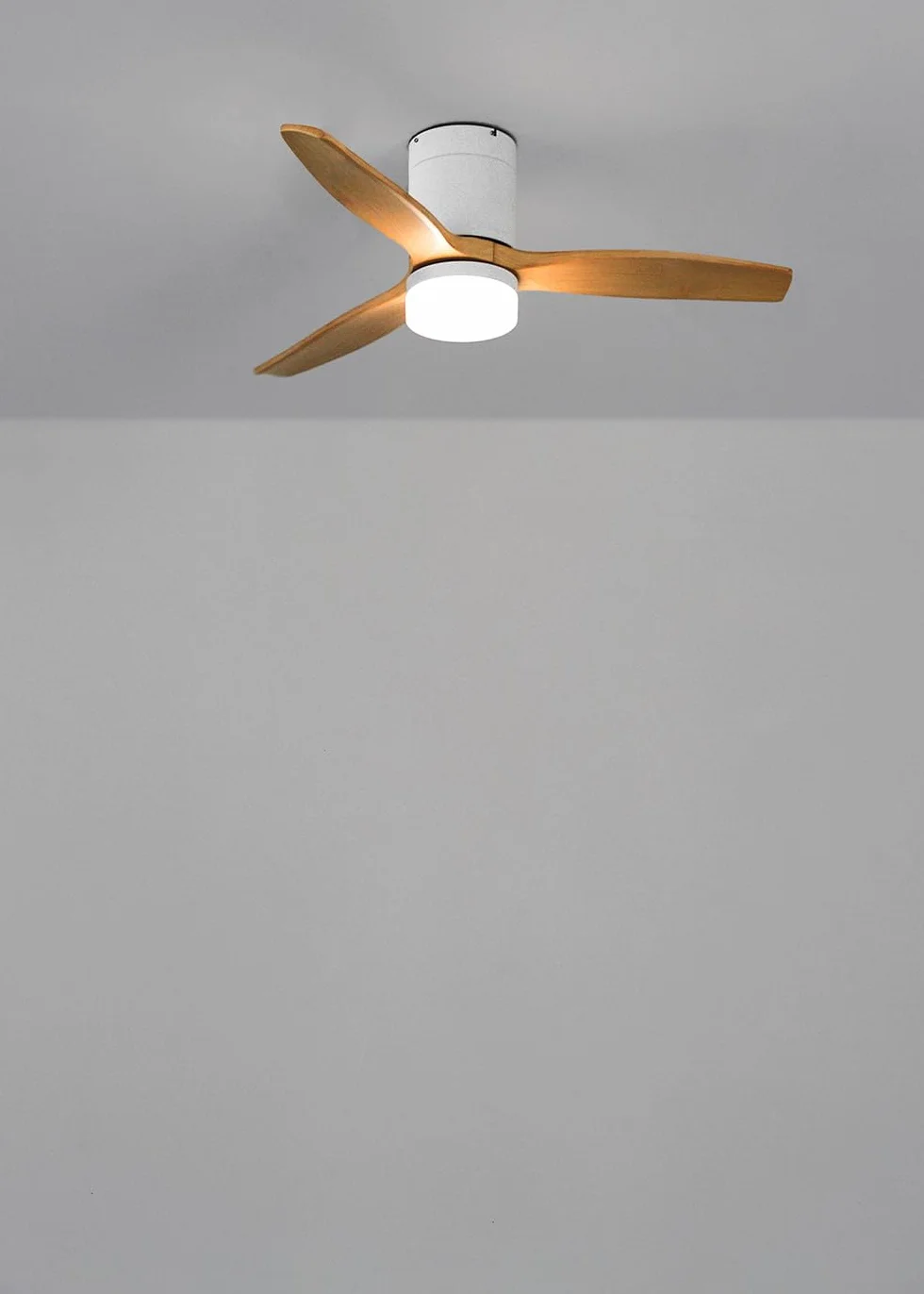 Ventilador de techo CREATE/WINDCALM S con luz blanco aspas efecto madera clara 40W Ø112 cm 6 velocidades 3 temperaturas luz temporizador verano-invierno