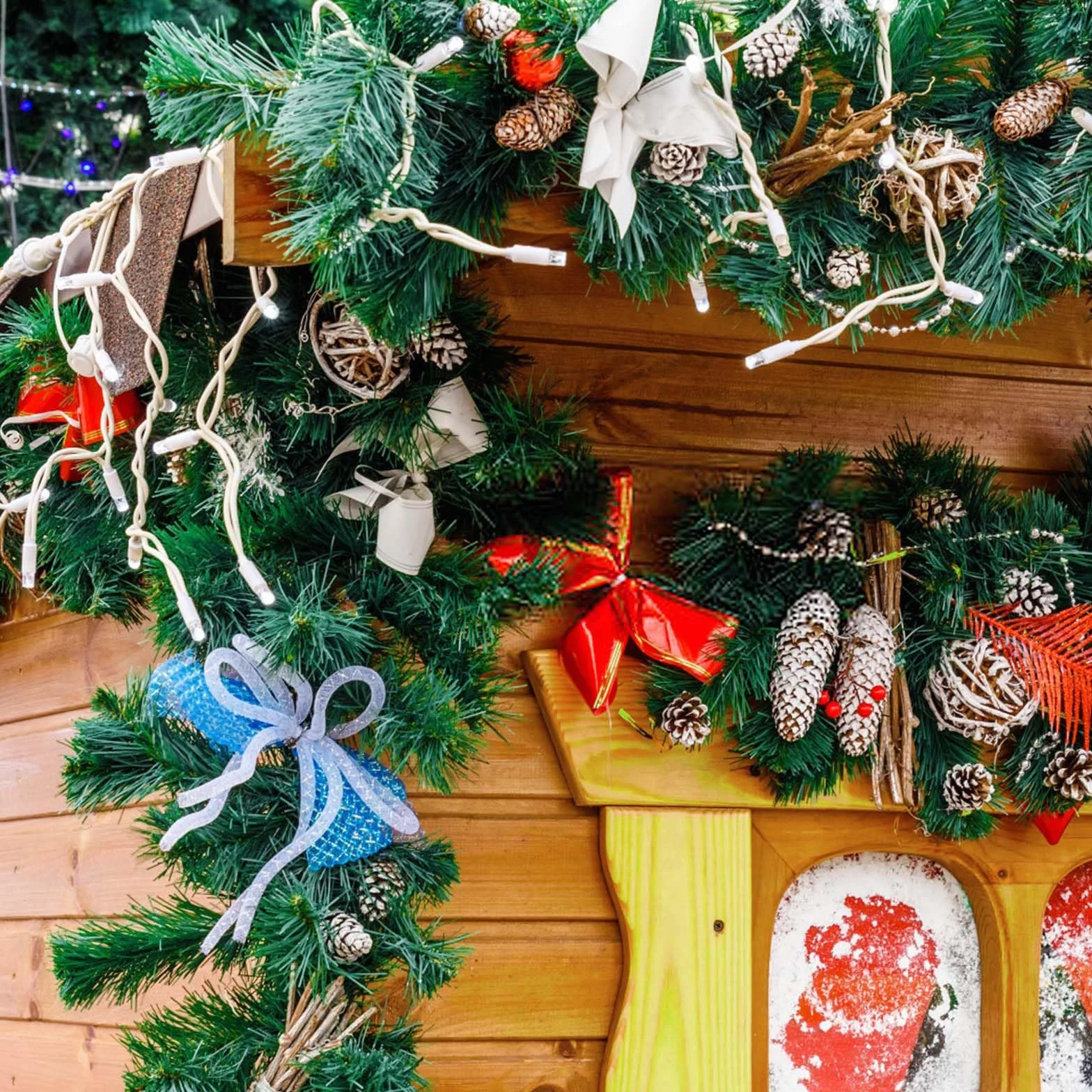 DATEFUN Guirnalda de Navidad Artificial, 2.7m PVC Guirnalda de Abeto Guirnalda de Pino con Piñas, Navidad Decoradas al Aire Libre de Interior para la Fiesta de Navidad Chimenea Escalera (270 Puntas)