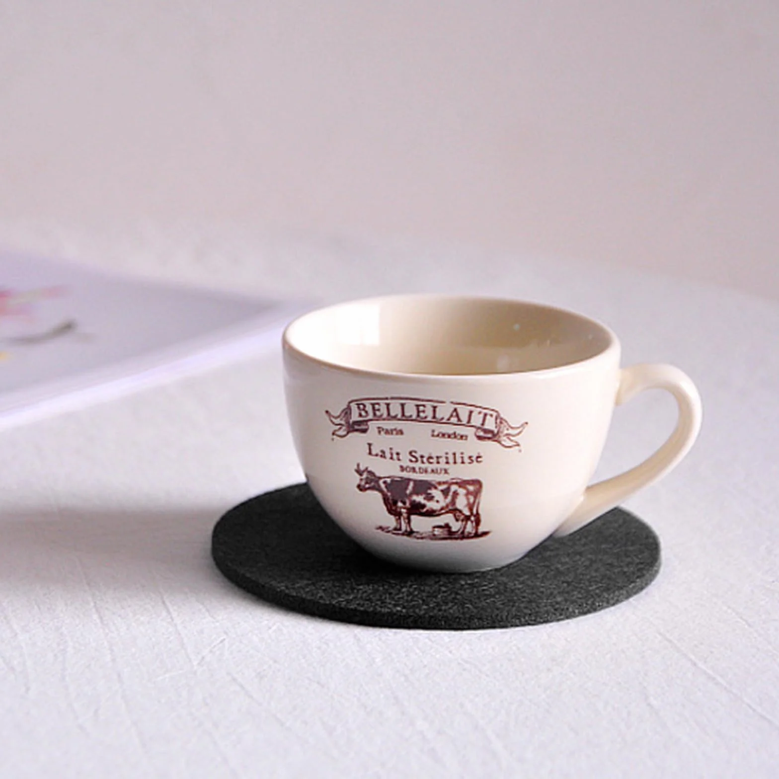 12 Piezas Posavasos de Fieltro Redondo,10 cm Diámetro Grosor 3 mm Posavasos Antideslizante Aislado y Resistentes al Calor Lavables Premium para Vasos Taza Macetas Café o Té Etc (Gris Oscuro)