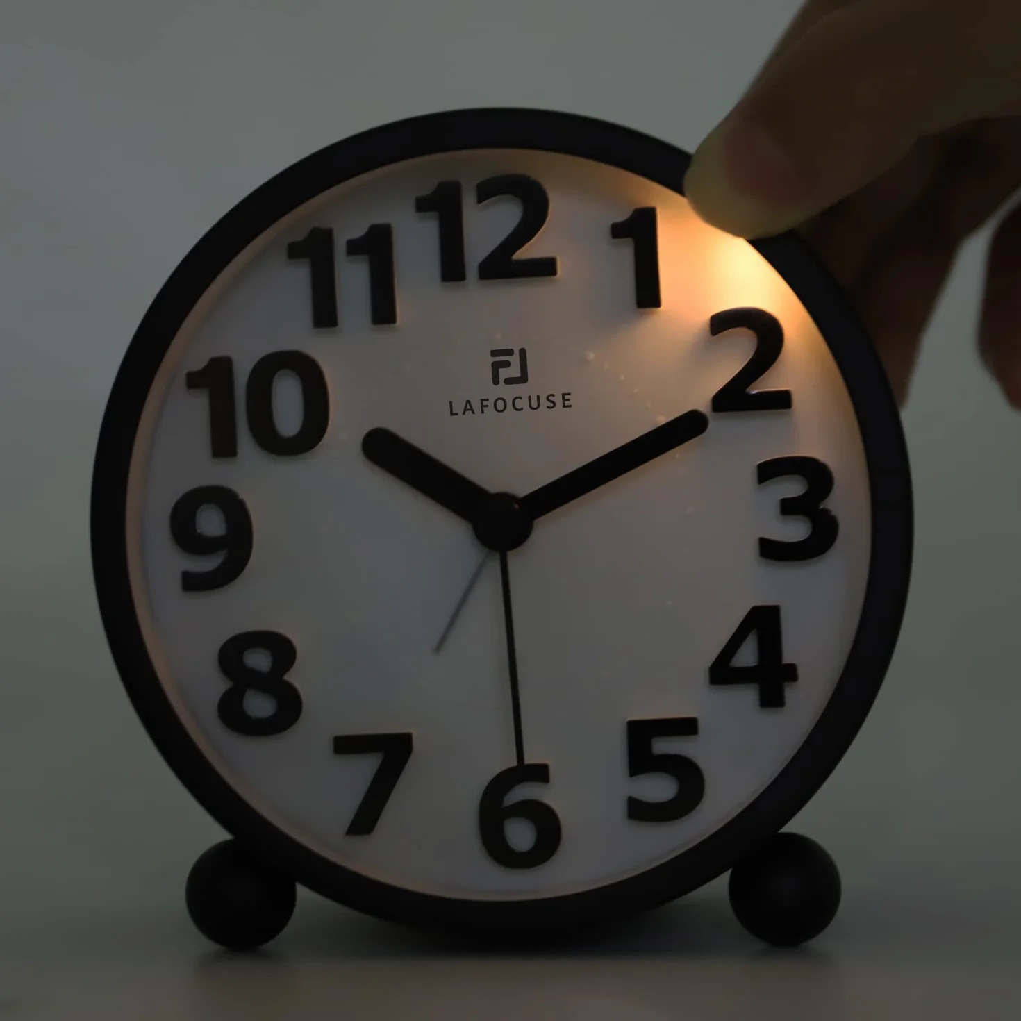 Lafocuse Reloj Despertador Analógico Silencioso con Snooze Luz Nocturna Metal Negro Números Grandes 3D 10.5cm