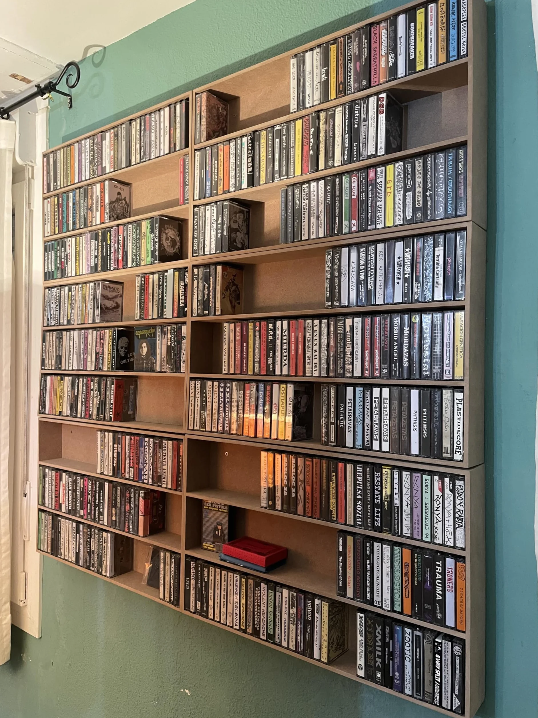 Estantería de Madera MDF para 100 Cintas de Cassette MAR025