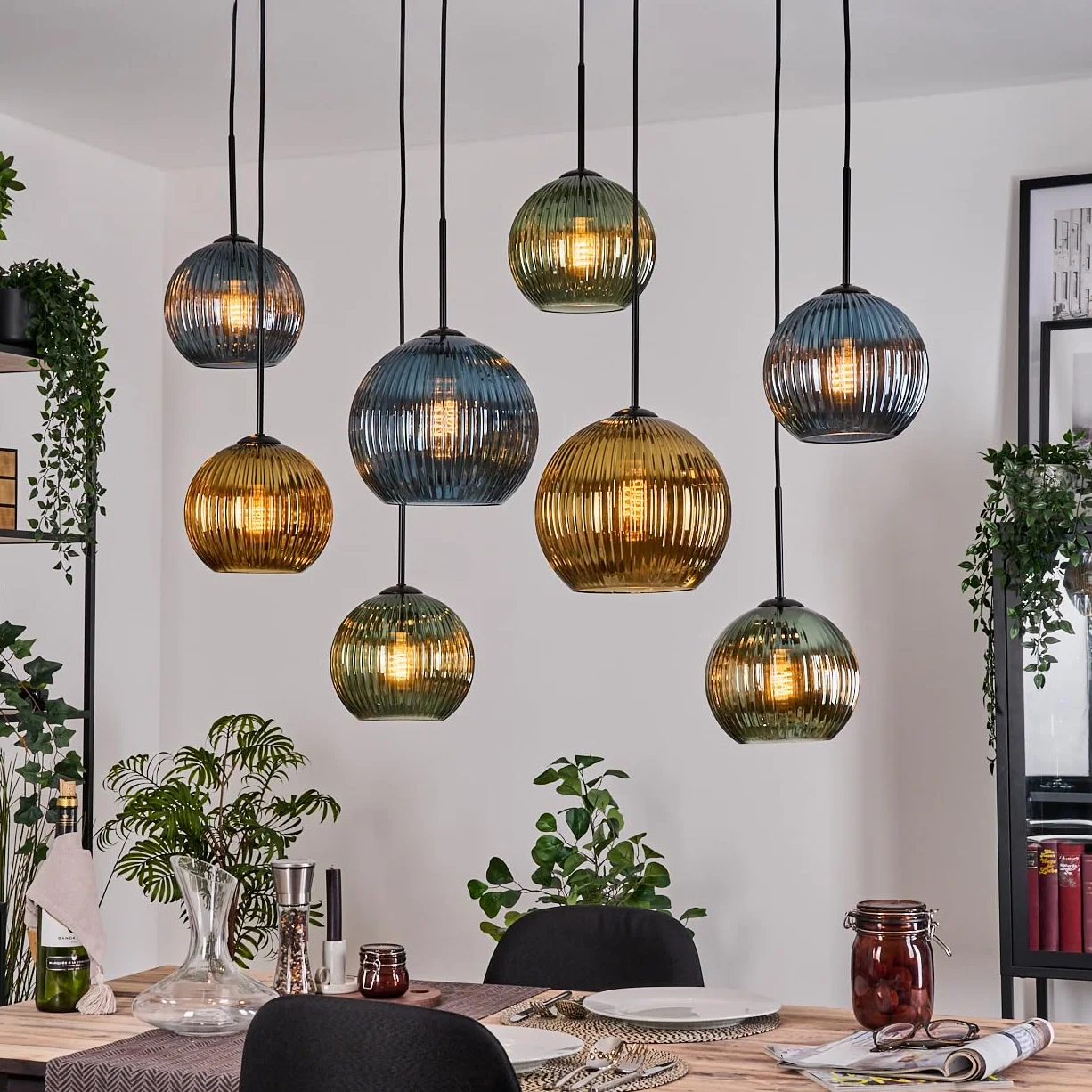 Lámpara de techo Koyoto HOFSTEIN, 8 luces de metal/madera/cristal estriado en negro/natural/verde/azul/dorado, diseño retro (pantallas de Ø 20; 25 cm), E27, comedor, cocina, salón