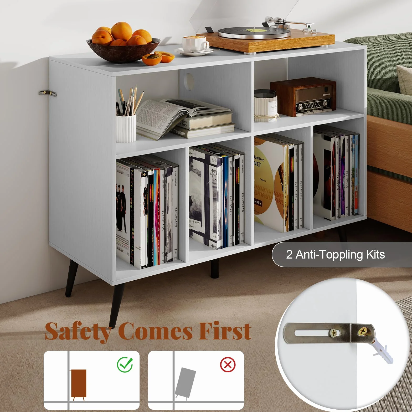 KOMFOTTEU Mueble para Tocadiscos de 3 Niveles, Soporte de Discos de Vinilo con 4 Compartimentos y 2 Estantes Abiertos, Mesa para Tocadiscos con 5 Patas de Metal (Blanco, con Estación de Carga)