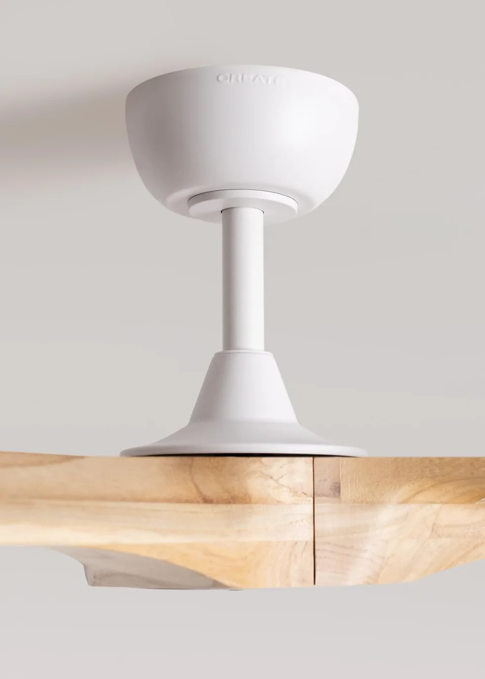 CREATE / WIND CENTURY M/Ventilador de techo blanco madera clara con mando / 40W, Silencioso, Ø132 cm, 6 velocidades, programable, función verano-invierno