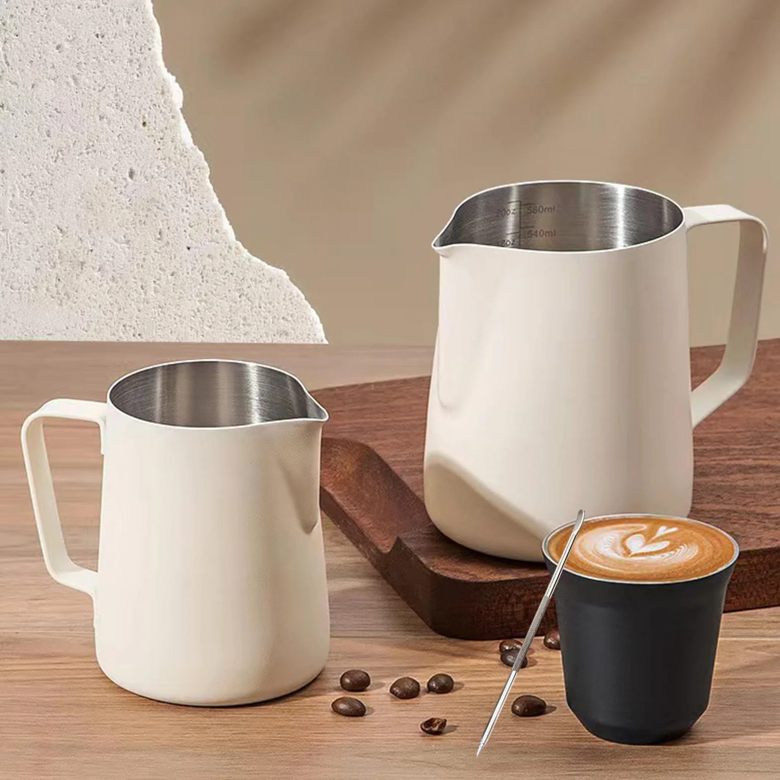 Jarra de Leche Acero Inoxidable,Tianher 350ml Jarra Leche Cafetera Barista Taza de Espumador con Marca de Medición y Lápiz Artístico para de Café de Mano y Latte Art Capuchino (beige)